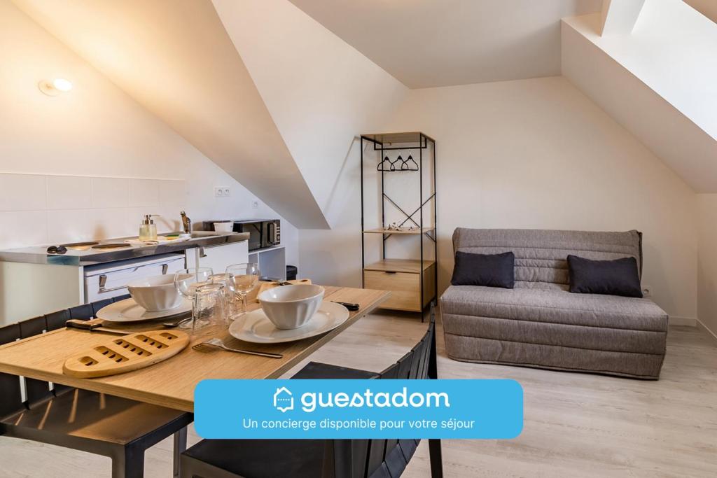 une cuisine et un salon avec une table et un canapé dans l'établissement Studio proche université et commodités, à Angers