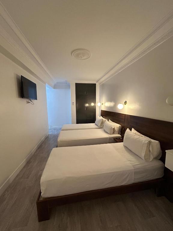 Postel nebo postele na pokoji v ubytování Crystal hotel