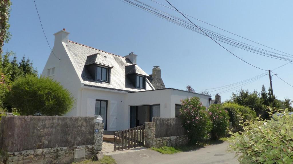 une maison blanche avec une clôture devant dans l'établissement Agreable maison de vacances proche des plages, à La Trinité-sur-Mer