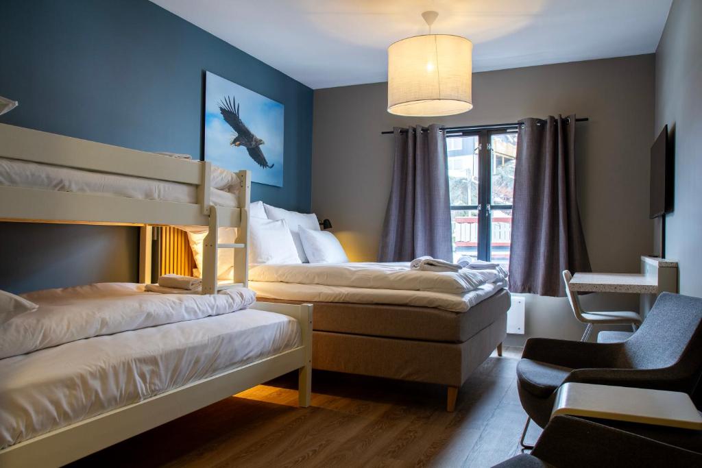 Postel nebo postele na pokoji v ubytování Nordis Hotel Lofoten