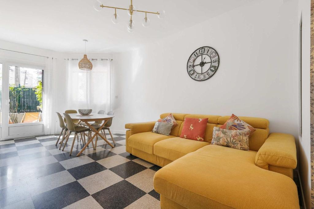 un salon avec un canapé et une horloge au mur dans l'établissement A027 - Appartement moderne - Près de la plage, à Antibes