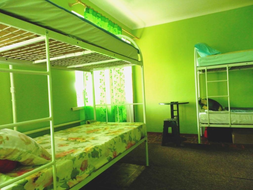 Katil dua tingkat atau katil-katil dua tingkat dalam bilik di Yourhostel Friend
