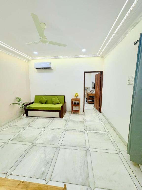 Posezení v ubytování Gulmohar Residency, Hauz Khas New Delhi, Couple Friendly
