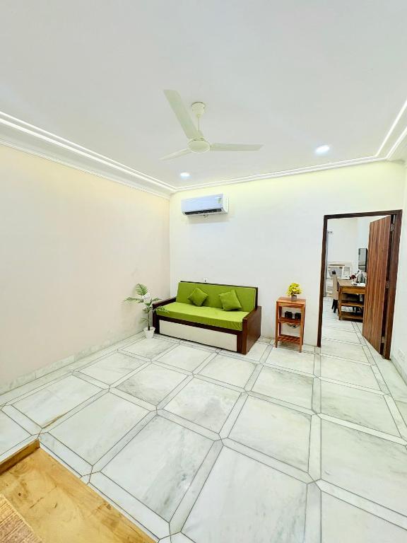 Posezení v ubytování Gulmohar Residency, Hauz Khas New Delhi, Couple Friendly