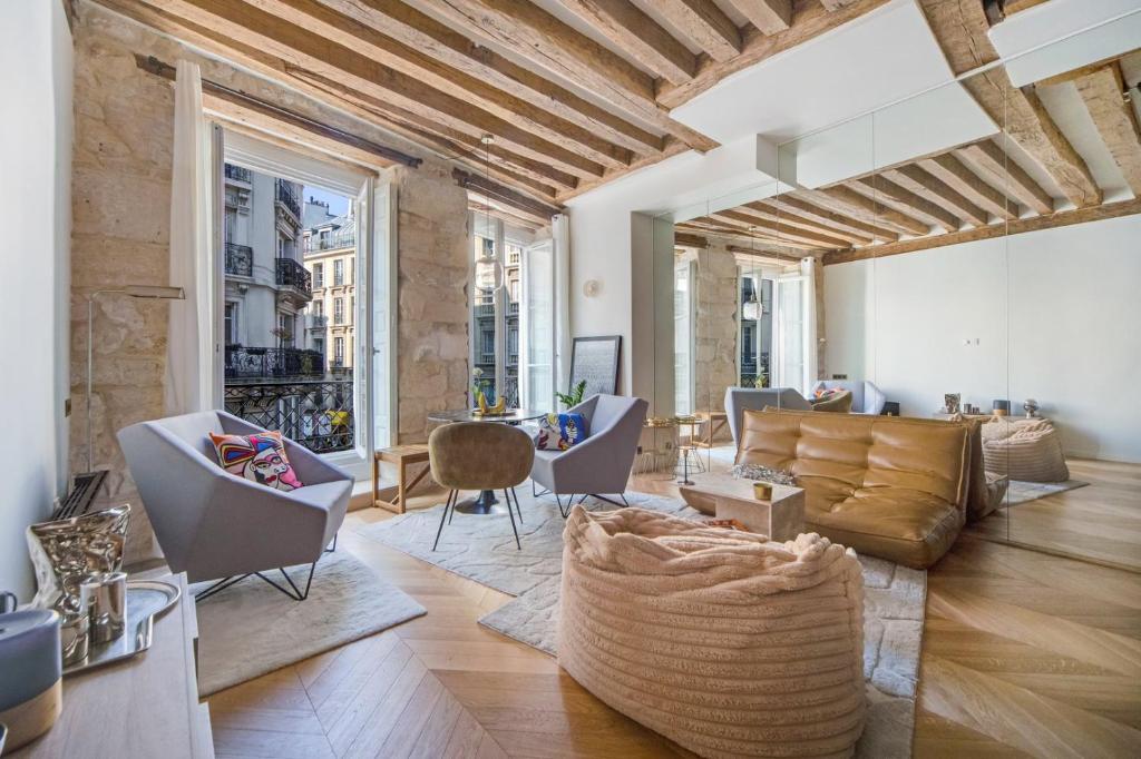 un salon avec un canapé et une table dans l'établissement Paris Marais City Heart, à Paris