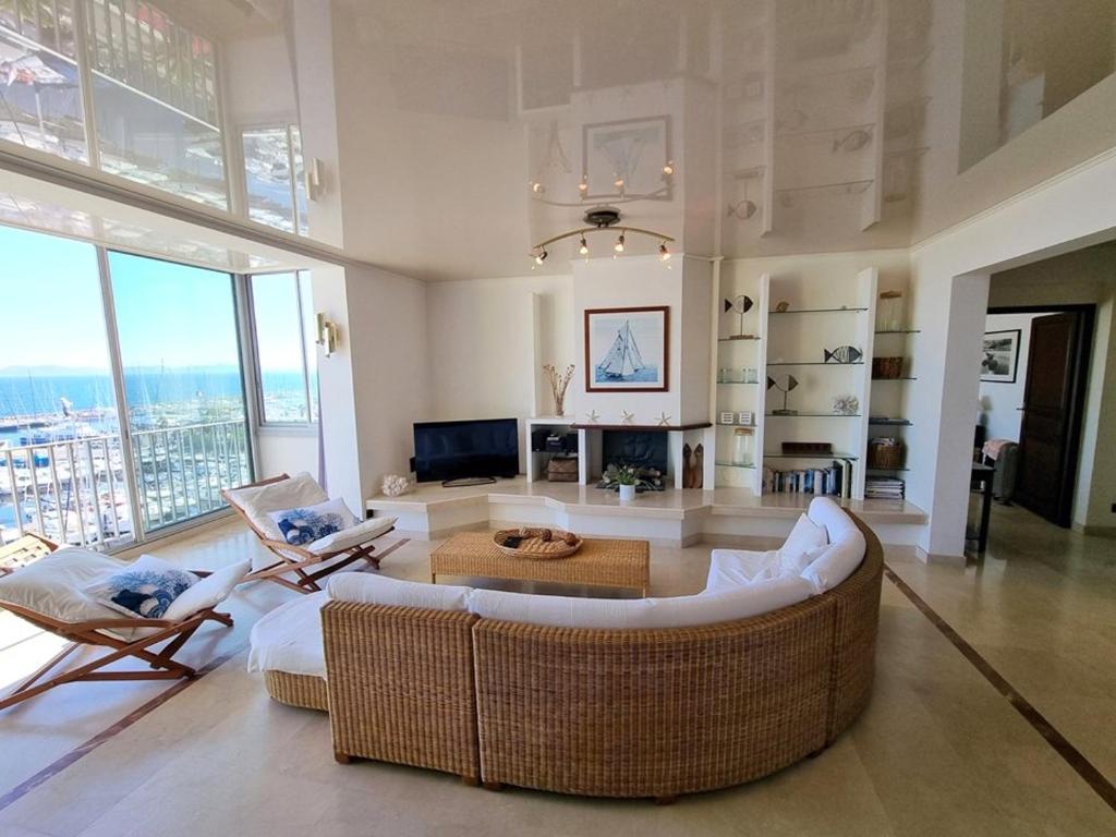 Televízia a/alebo spoločenská miestnosť v ubytovaní Grand appartement climatisé avec terrasses, vue mer, parking et WIFI - FR-1-335-173