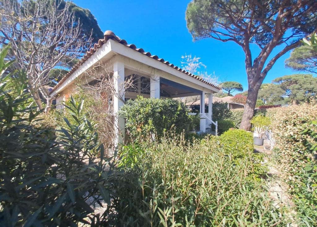 une maison au milieu d'un jardin dans l'établissement GASPRO21 - Golfe de Saint-Tropez, chalet californien pour 8 personnes, à Gassin