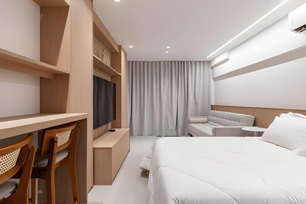 a hotel room with a bed and a television at Glória Del Art - Vista, Estilo e Praticidade no Centro do Rio in Rio de Janeiro