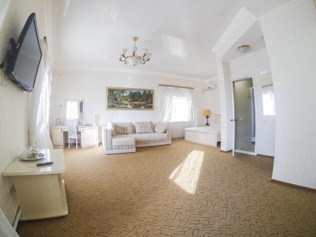 - un salon avec un canapé et une table dans l'établissement Galian Hotel, à Odessa