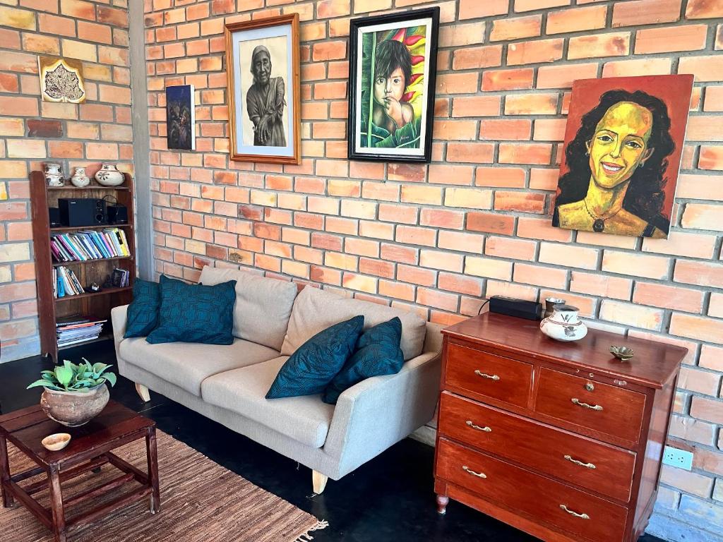 un soggiorno con un divano e un muro di mattoni di El Mirador de la Villa a Tarapoto