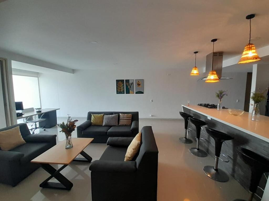 a living room with a couch and a bar at Amplio apartamento con vista campestre in Sabaneta