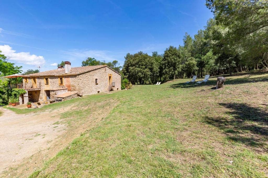 una casa vieja en la cima de una colina en MAS TARRÈS, en Madremanya