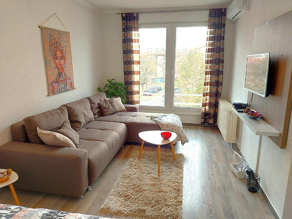 un soggiorno con un divano e un tavolo di Stan-apartman A&A a Banja Luka