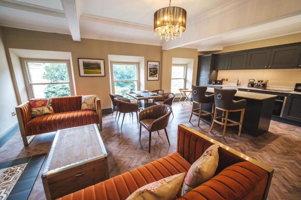 een woonkamer met een bank en een eetkamer bij The Richmond Suite in Marske