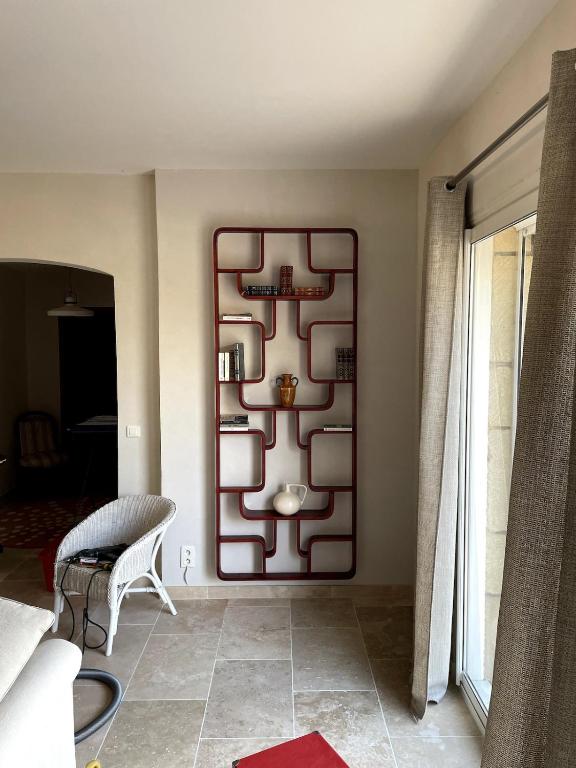 - un salon avec un mur design dans l'établissement Villa climatisée, piscine et terrain de pétanque, à Vallabrix