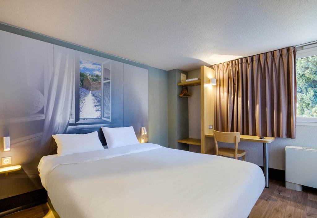 Postel nebo postele na pokoji v ubytování B&B HOTEL FREJUS Puget-sur-Argens
