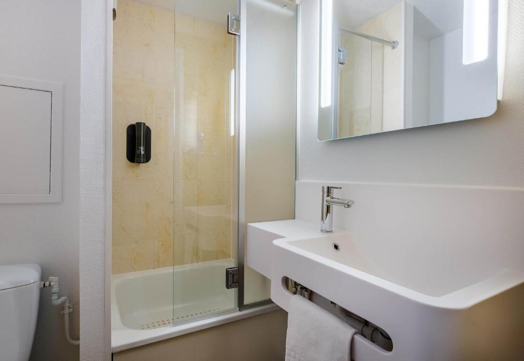 Koupelna v ubytování B&B HOTEL FREJUS Puget-sur-Argens