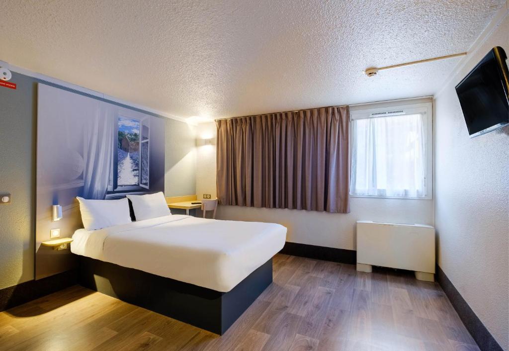 Postel nebo postele na pokoji v ubytování B&B HOTEL FREJUS Puget-sur-Argens