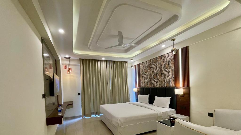Postel nebo postele na pokoji v ubytování Hotel Maple Tree - Near Ekana Cricket stadium - Lucknow