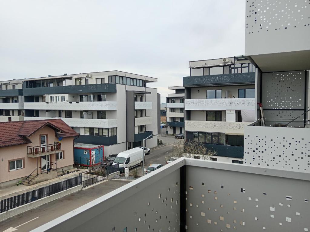desde el balcón de un edificio de apartamentos en Zen aeroport, en Sînnicoară