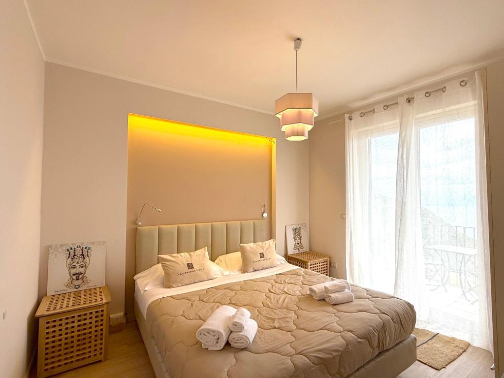 Postel nebo postele na pokoji v ubytování Villa Da Vinci Luxury Panoramic Apartments - Taormina rooms collection