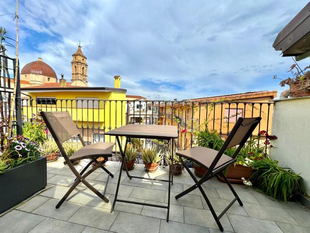 un patio avec une table et des chaises sur un balcon dans l'établissement La Corte Azzurra Terrace, à Bari Sardo