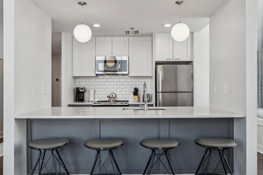 Placemakr Downtown Pittsburgh at The Pennsylvanian - Апартаменты с 1 спальней
