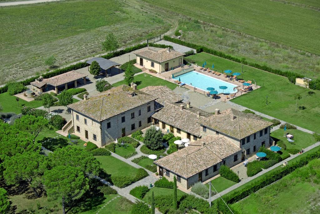 eine Luftansicht eines Herrenhauses mit Pool in der Unterkunft Principe Del Trasimeno in Castiglione del Lago