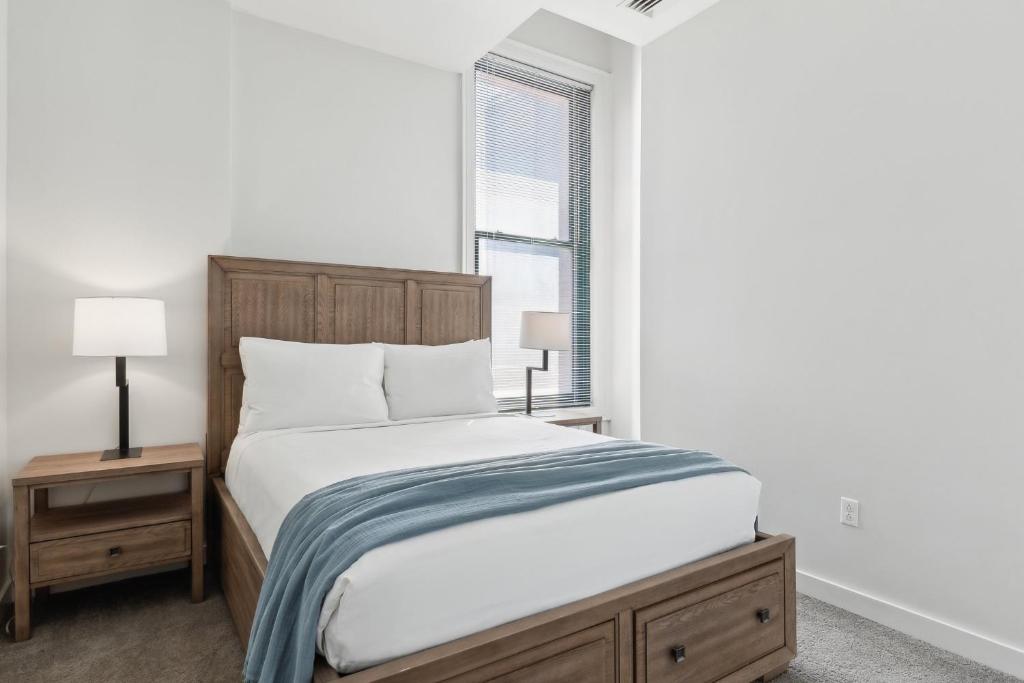 Placemakr Downtown Pittsburgh at The Pennsylvanian - Апартаменты с 2 спальнями
