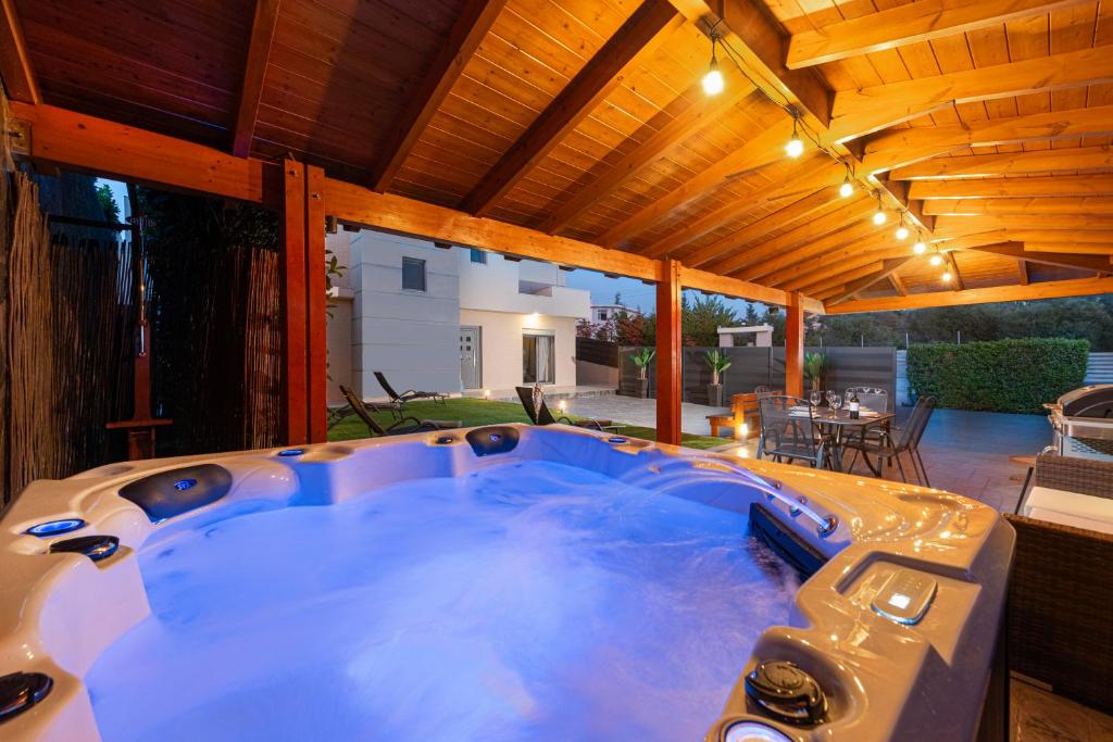 duży jacuzzi w domu w obiekcie Alina w mieście Jalisos