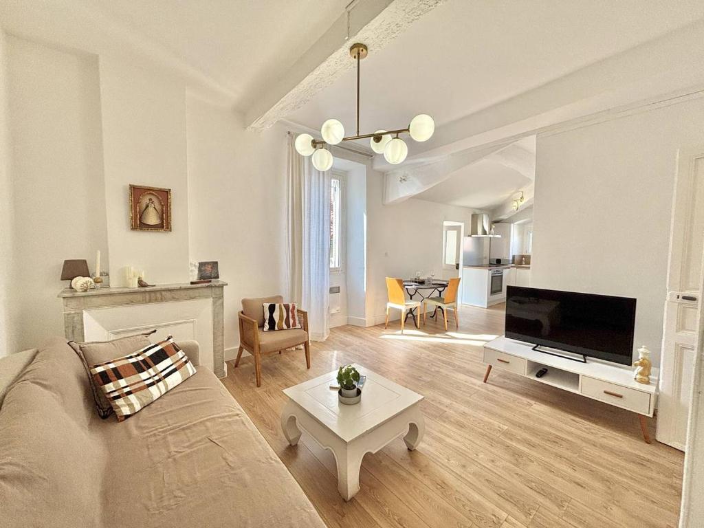 un salon avec un canapé et une télévision dans l'établissement Appartement centre-ville Ajaccio 1er Consul, à Ajaccio