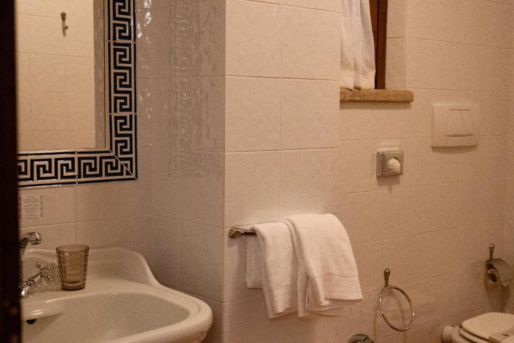 Koupelna v ubytování Arca Hotel