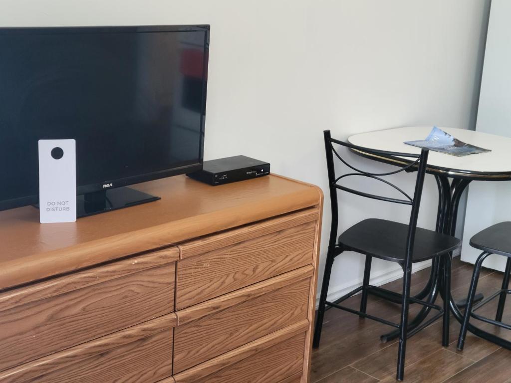 TV a/nebo společenská místnost v ubytování Elks Motel