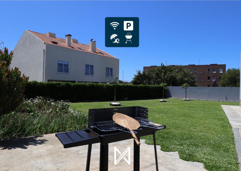 einen Grill mit einem Vogel drauf in der Unterkunft MyStay - Casa do Telhal in Vila Nova de Gaia