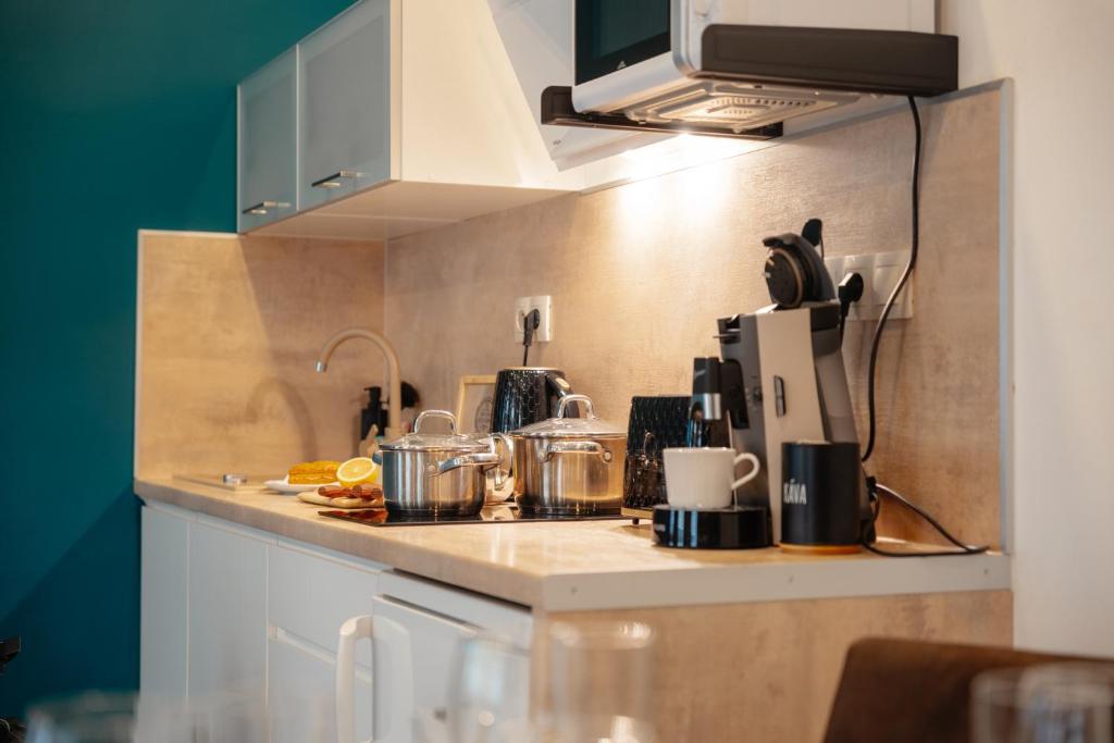 WagnerStays 2BD Suites City Center Residence - Resim 8