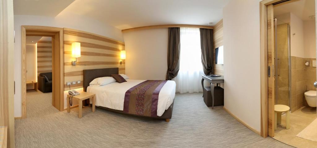 a hotel room with a bed and a bathroom at Hotel Garden in Peschiera del Garda