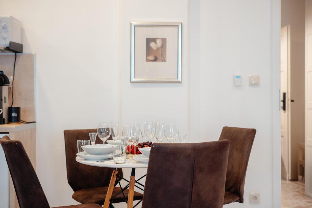 WagnerStays 2BD Suites City Center Residence - Resim 27