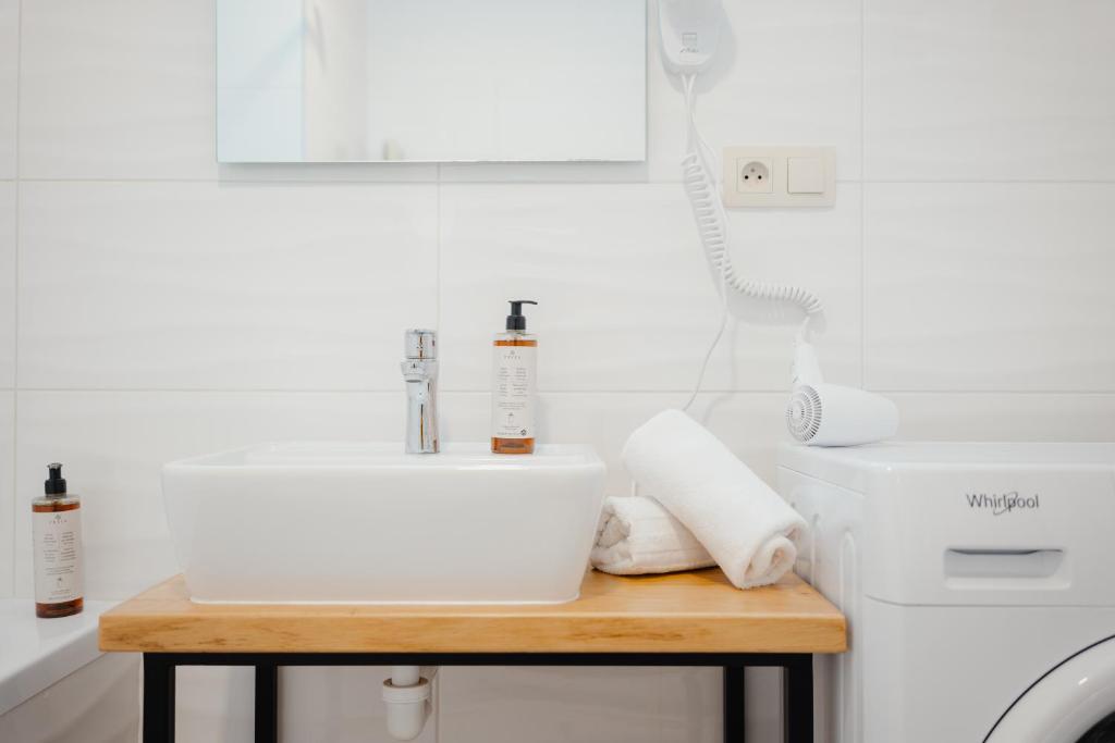 WagnerStays 2BD Suites City Center Residence - Resim 36