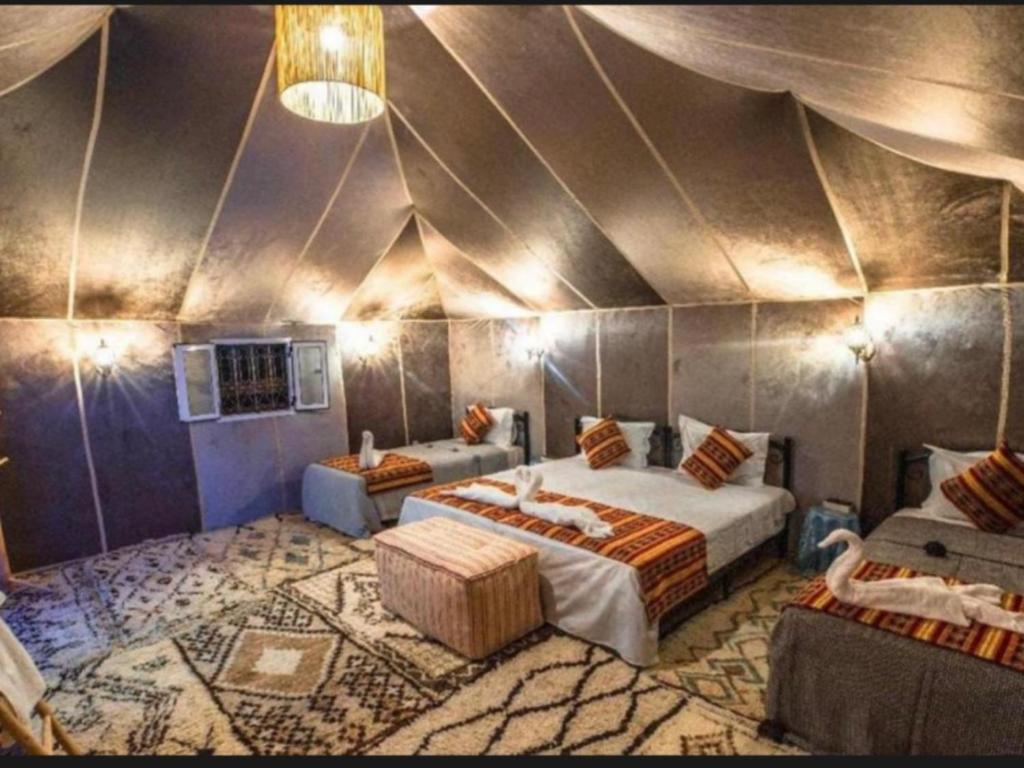Postel nebo postele na pokoji v ubytování Expedition Luxury camp