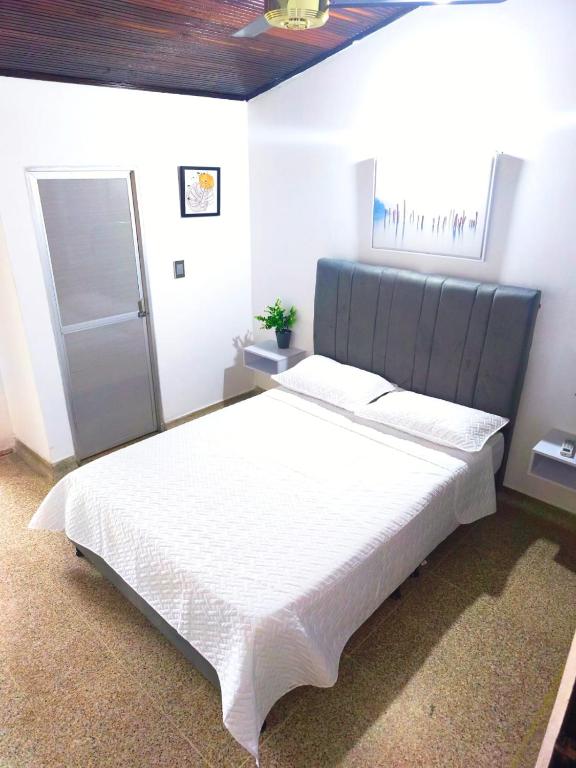 バランカベルメハにあるHabitación Premium al lado del CC San Silvestreの部屋にある大きな白いベッドのある寝室