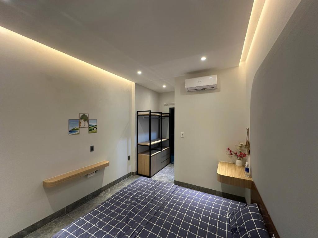 Postel nebo postele na pokoji v ubytování Nắng Home