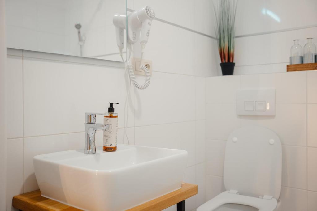 WagnerStays 2BD Suites City Center Residence - Resim 45