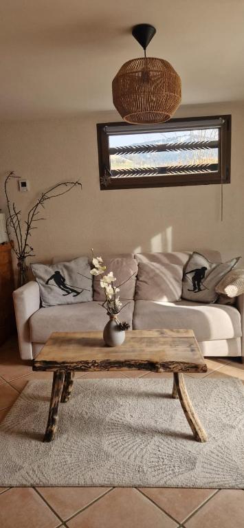 un salon avec un canapé et une table basse dans l'établissement Pierre de Famille, à Manigod