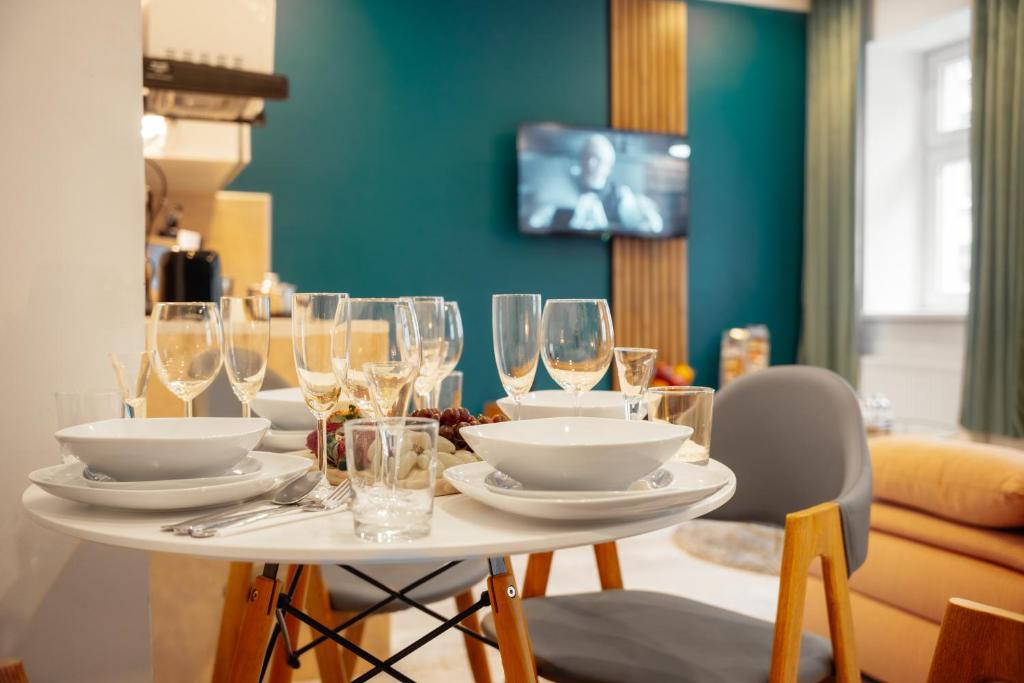 WagnerStays 2BD Suites City Center Residence - Resim 6