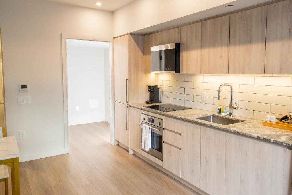 Kuchyň nebo kuchyňský kout v ubytování Downtown Center Silverstone Tower I and II Long-Term Booking Only Your second home in Vancouver