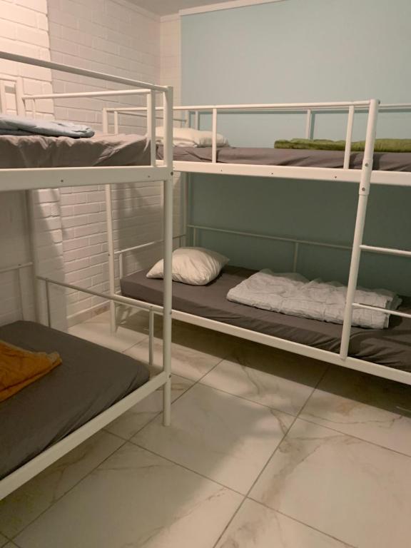 Palanda nebo palandy na pokoji v ubytování Svea Hostel