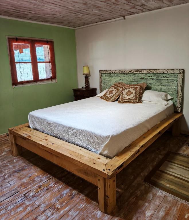 科尔文Departamento Vintage的一张位于带木床架的客房的床位