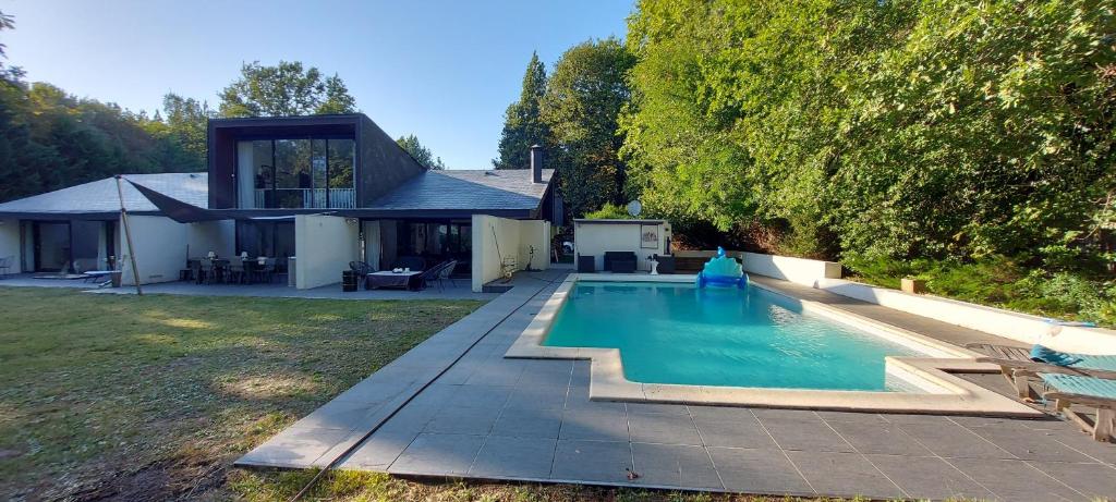 - une piscine dans une arrière-cour avec une maison dans l'établissement L'Esprit Vintage, à Mérignac