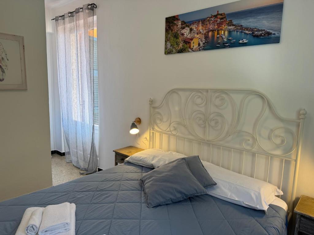 Postel nebo postele na pokoji v ubytování Pippo a Vernazza Rooms