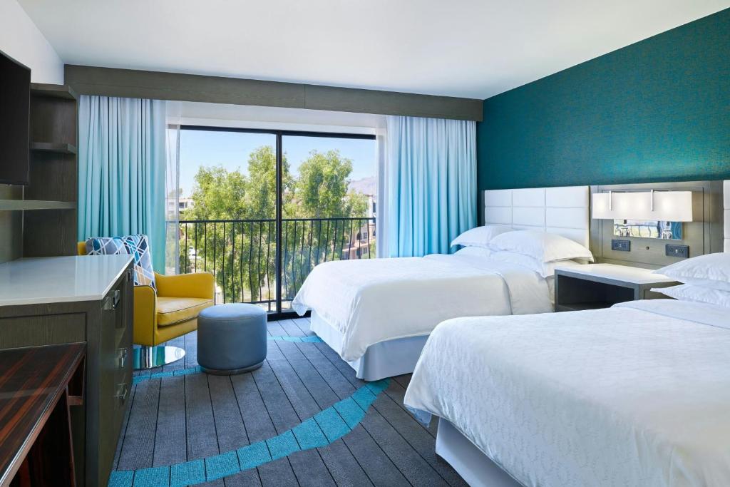 Postel nebo postele na pokoji v ubytování Sheraton Tucson Hotel & Suites